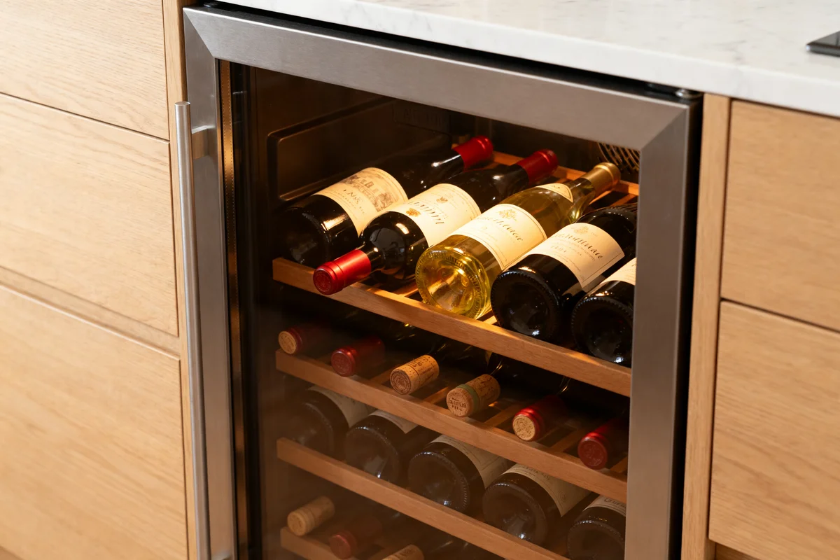 Cave à vin réfrigérée encastrée dans une cuisine moderne