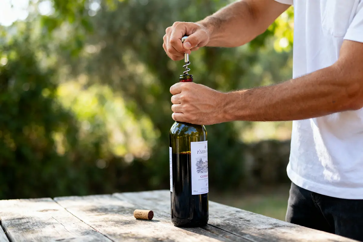 Comment ouvrir une bouteille de vin sans tire-bouchon ? 7 astuces pratiques